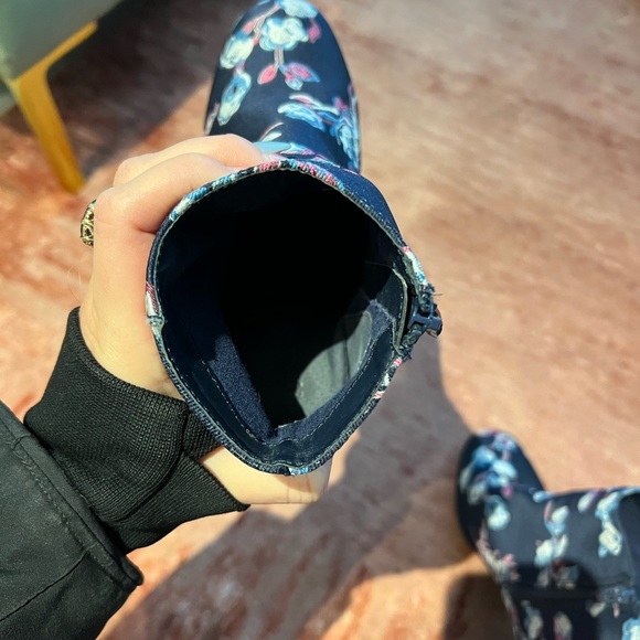 Urban Outfitters Heeled Pattern Boots - Picture 4 of 6